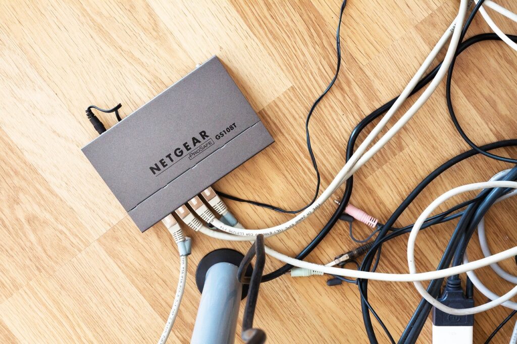 Switch da marca NetGear, utilizado para expansão de cabos de rede tanto para casa ou pequenos escritórios.